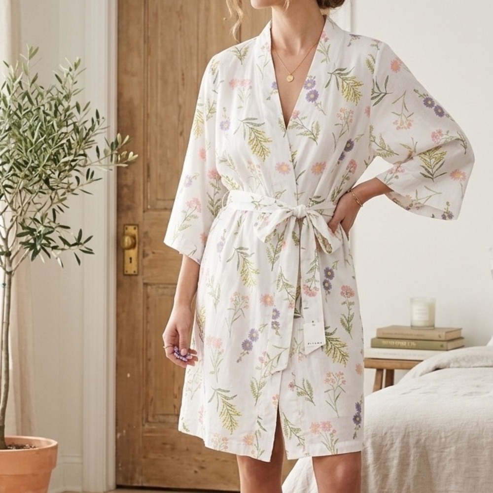 NWT Piyama Wild Flower Short Kimono Robe White Floral Rayon - XS 2-4